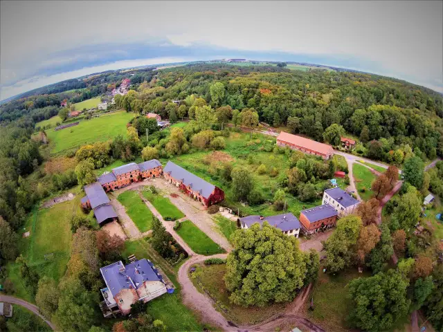 Skansen w Mniszkach: Odkryj zanikające rzemiosła i atrakcje