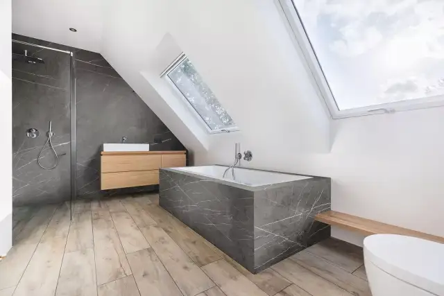 Czy panele winylowe nadają się do łazienki? Oto zalety i wady rozwiązania