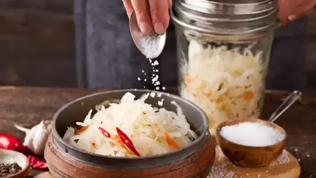 Ile soli na 10 kg kapusty do kiszenia? Sprawdź, by uniknąć błędów