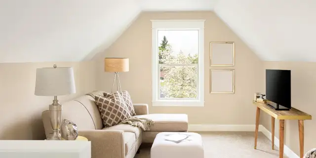 Malowanie salonu na poddaszu: Jak rozjaśnić i powiększyć skosy?