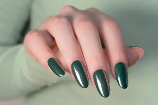 Paznokcie butelkowa zieleń: Jakie połączenia wybrać? Sekrety stylistki