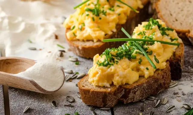 Jakie przyprawy do jajecznicy sprawią, że będzie smakować lepiej?