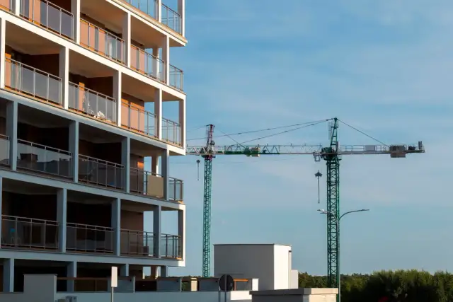 Deweloper podnosi cenę? Kiedy to legalne i jak się bronić?