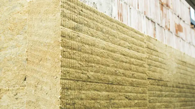 Płyty z wełny mineralnej stosowane jako izolacja termiczna na zewnątrz budynku.