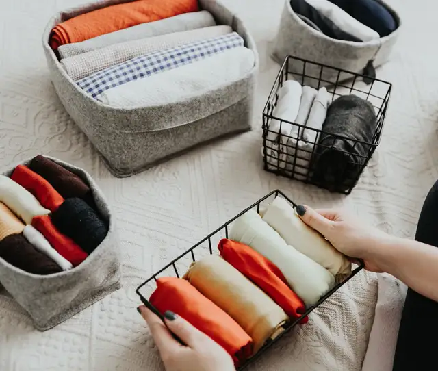 Jak złożyć bluzę? Szybkie triki, by zaoszczędzić miejsce