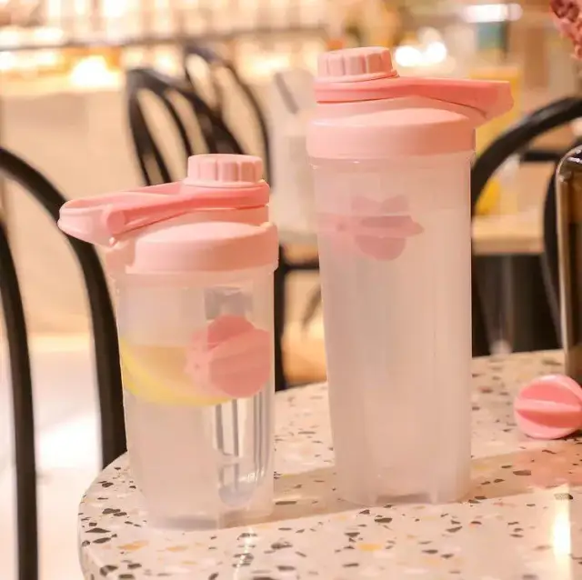 Pojemnik na koktajl: wybierz idealny shaker, bidon lub słoik