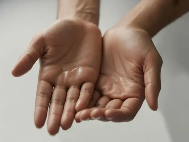 Mokre dłonie? Poznaj domowe sposoby i profesjonalne leczenie!