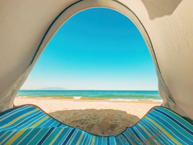 Jak złożyć namiot plażowy - prosta instrukcja krok po kroku