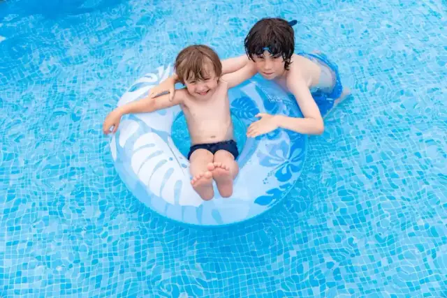 Kółko do pływania dla dziecka: Jak wybrać bezpieczne i z atestem?