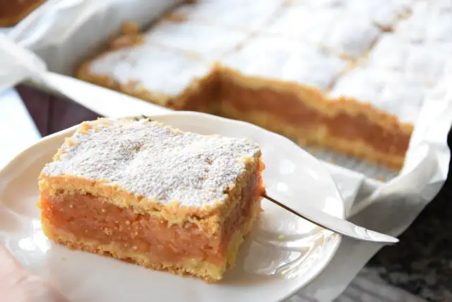 Ile kcal ma szarlotka na kruchym cieście? Sprawdź, co zyskujesz!