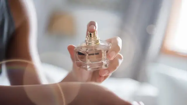 Jak wzmocnić zapach perfum i sprawić, by trwał dłużej?