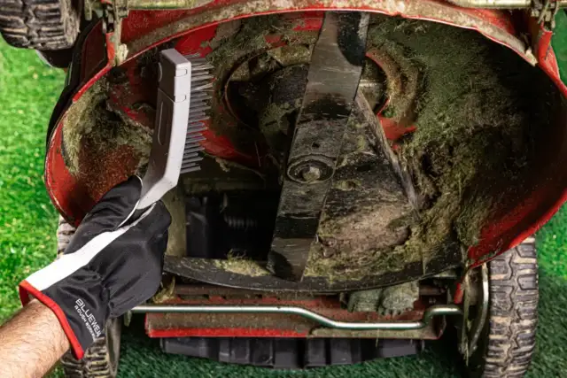 Kosiarka spalinowa: na którą stronę przechylać? Uniknij awarii!