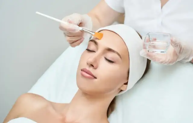 Peeling do cery trądzikowej: Wybierz mądrze i pozbądź się trądziku