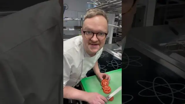 Jak pokroić pomidora do sałatki, aby uniknąć zgniecenia miąższu