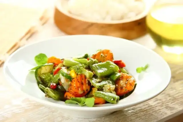 Jak doprawić warzywa na patelni, aby były pełne smaku?