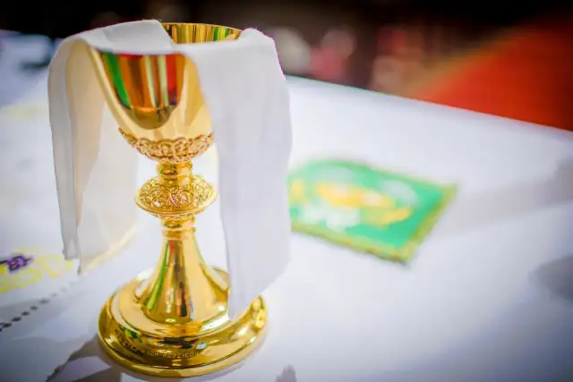 Ile kosztują msze gregoriańskie? Zaskakujące ceny w Polsce