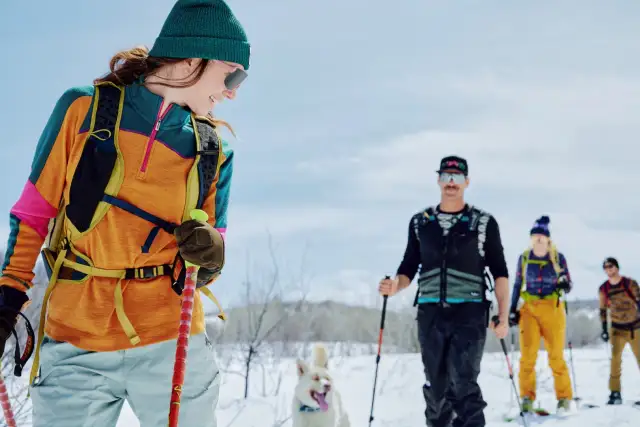 Bielizna termoaktywna na narty: Merino czy syntetyk? Ekspert radzi.