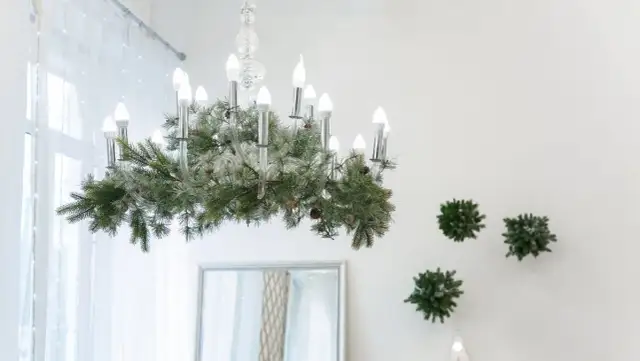 Jak ozdobić żyrandol na święta - 10 kreatywnych pomysłów na dekoracje