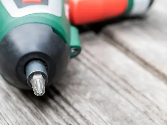 Jak działa sprzęgło wkrętarki i jak uniknąć uszkodzeń materiału