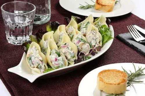 Jak zrobić sałatkę z makreli - prosty przepis na smaczną potrawę