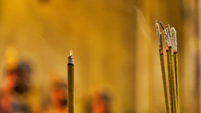 Czy kadzidełka to grzech? Zrozumienie ich religijnego znaczenia