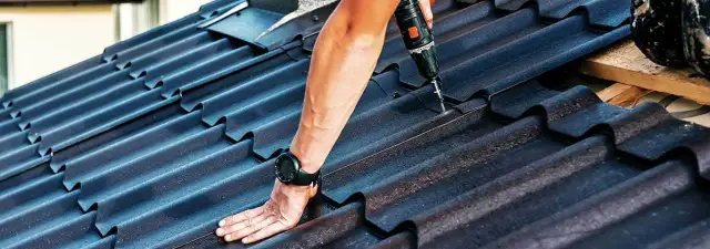 Ile biorą dekarze za dach? Sprawdź ceny i uniknij wysokich kosztów