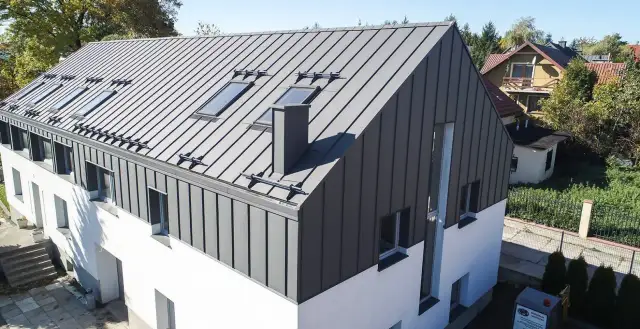 Obróbka komina na dachu z blachy trapezowej: Poradnik krok po kroku