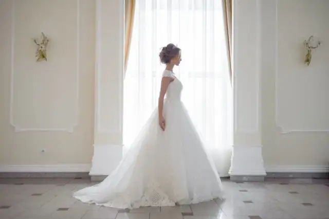 Jaką suknię ślubną dla niskiej dziewczyny wybrać, by wyglądać świetnie?