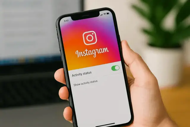 Jak sprawdzić czy ktoś wyłączył status aktywności na Instagramie? Widok ustawień prywatności na telefonie.