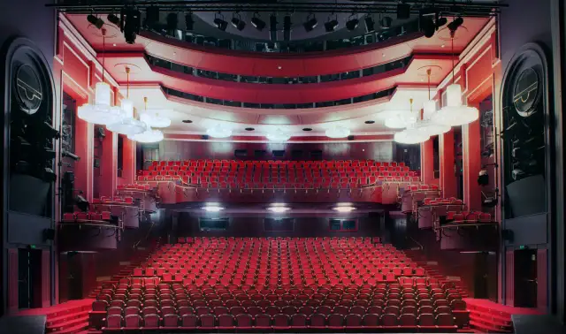 Czerwone fotele teatru w Warszawie czekają na widzów. Co jest grane?