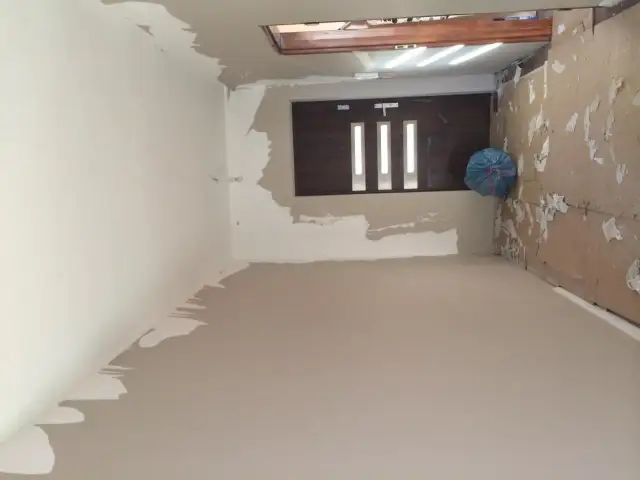 Oderwana farba z taśmą? Napraw ścianę krok po kroku i bez śladu