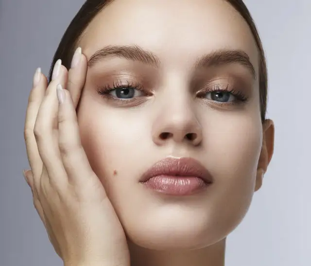 Puder rozświetlający Douglas – odkryj tajemnice promiennej cery