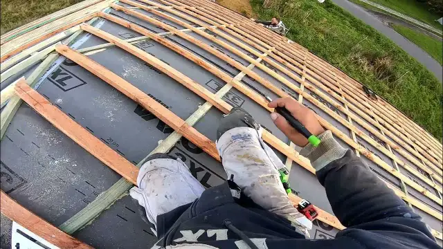 Jak ułożyć dachówkę karpiówkę: 5 kroków do perfekcyjnego dachu