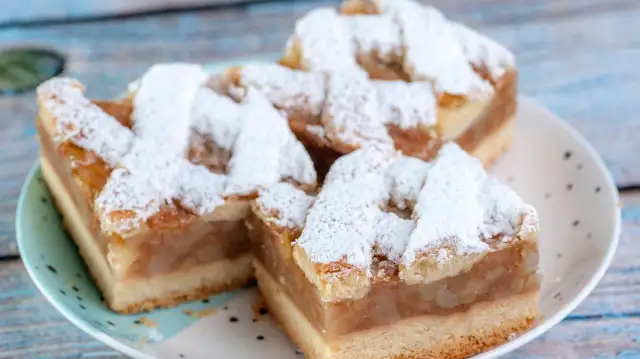 Jakie są różnice między szarlotką a jabłecznikiem – odkryj smaki