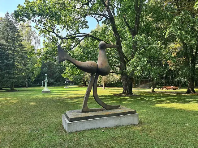Ogród Rzeźb Juana Soriano: Dotknij sztuki w sercu Mazowsza