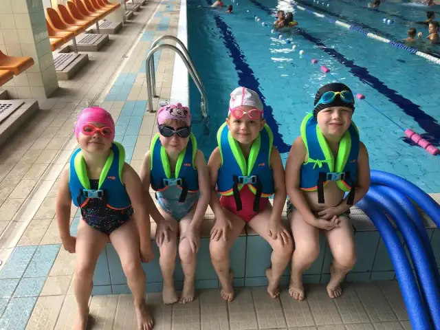 Żabka krok po kroku: Pływaj efektywniej i bez bólu kręgosłupa