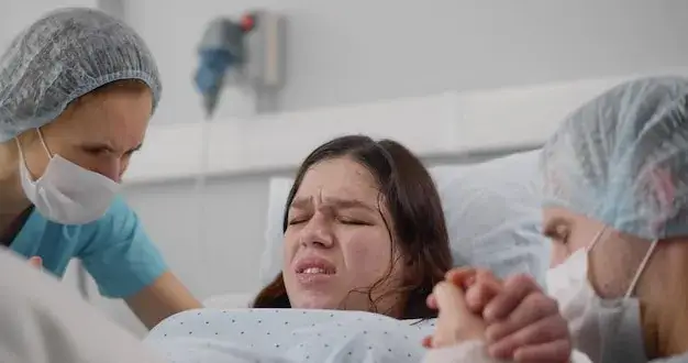 Czy pierwsza faza porodu boli? Poznaj intensywność i techniki łagodzenia