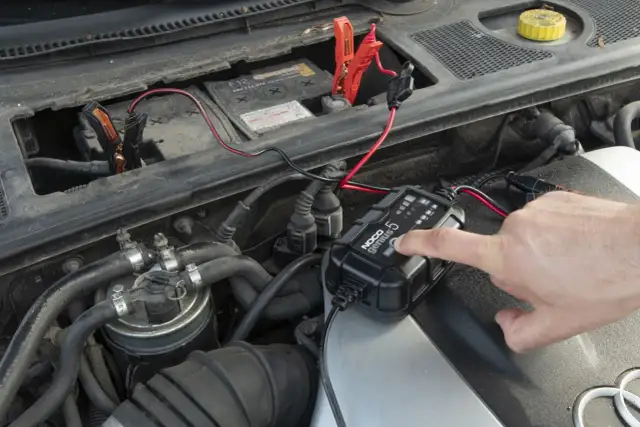 Ładowanie akumulatora samochodowego za pomocą prostownika NOCO Genius. Sprawdź, czy całkowicie rozładowany akumulator da się naładować.