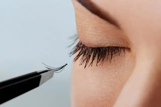 Rzęsy Kim Kardashian: Cena, efekt i jak je pielęgnować?