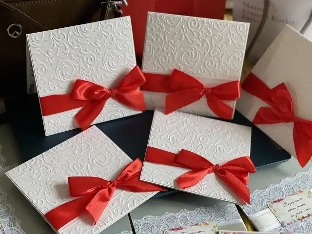 Idealne zaproszenia na 18. urodziny: praktyczny przewodnik