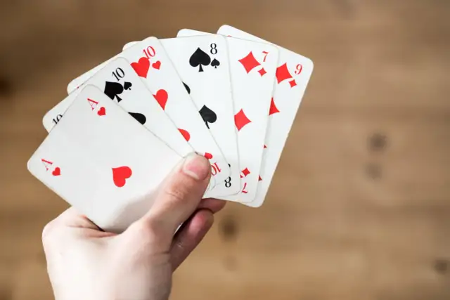 Gry karciane: poznaj zasady, historie i najpopularniejsze tytuły