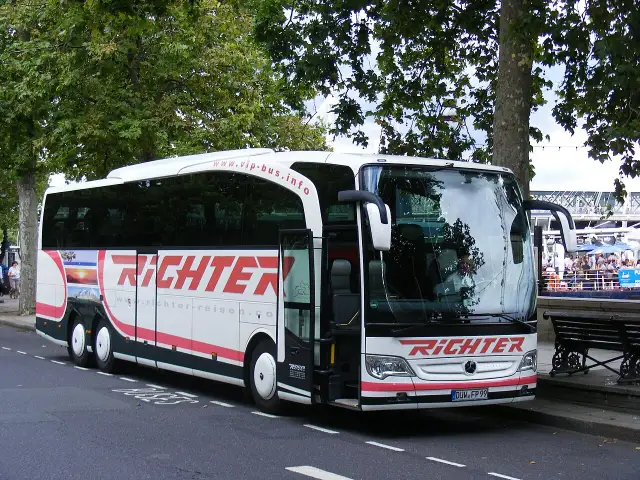 Ile waży autokar turystyczny? DMC, ładowność i bezpieczeństwo