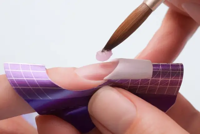 Czym przykleić sztuczne paznokcie, aby uniknąć uszkodzeń naturalnych?