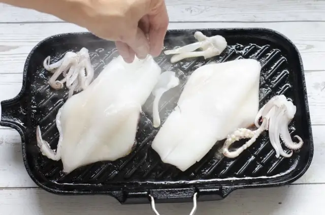 Cómo preparar calamares a la brasa perfectos en pocos minutos