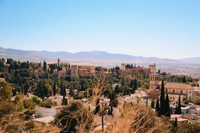 Widok na Alhambrę i miasto Granada. Warto zobaczyć to wspaniałe miejsce, pełne historii i piękna.
