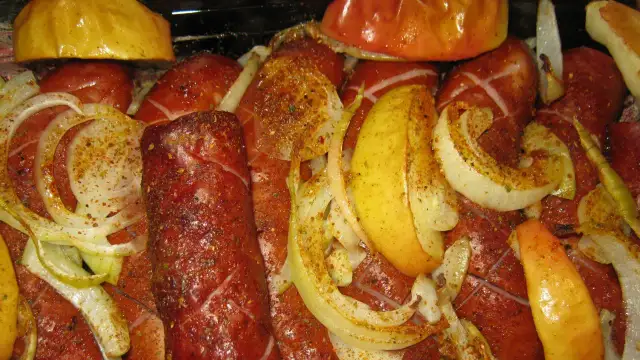 Prosty przepis na kiełbasę z cebulką z piekarnika, który zachwyca