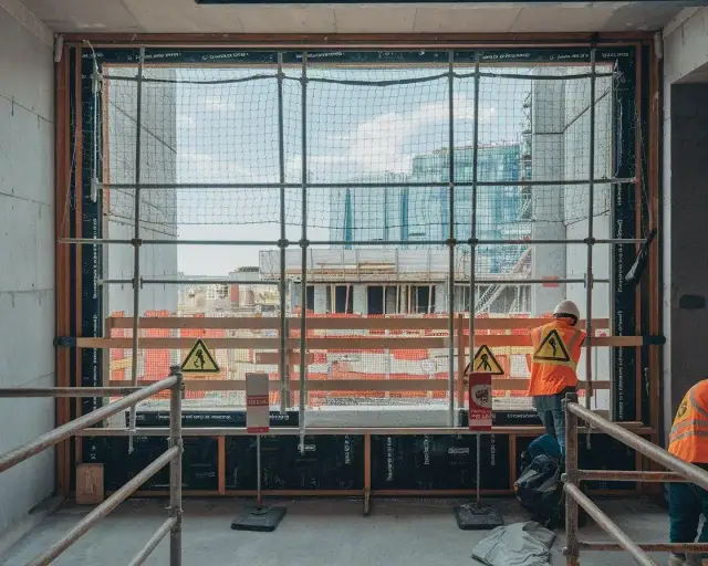 Jak skutecznie zabezpieczyć okna na budowie przed zniszczeniem i zabrudzeniami