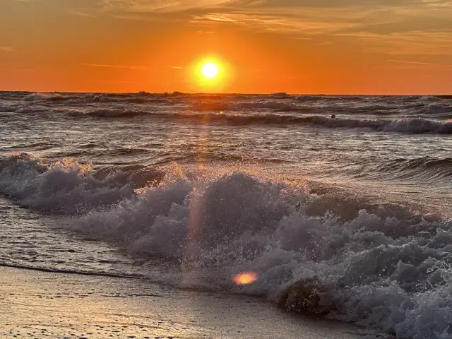 Zachód słońca nad Bałtykiem: Gdzie i kiedy słońce wpada do wody?