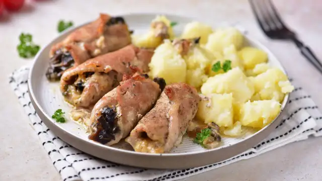 Roladki schabowe z pieczarkami, zawinięte w boczek, podane z ziemniakami i natką pietruszki. Pyszny obiad gotowy!