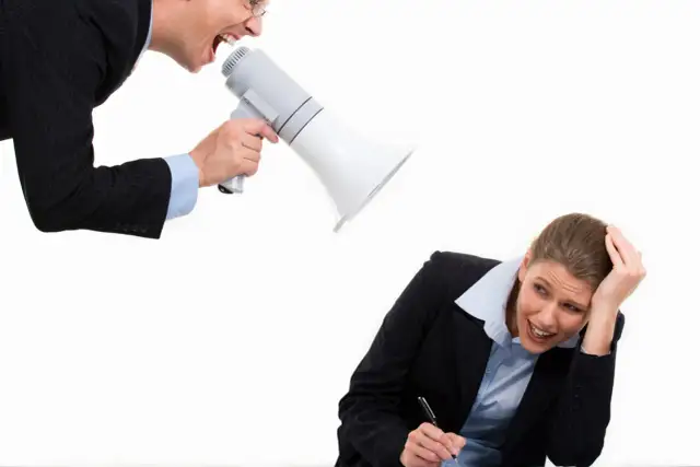 Krzyk szefa w pracy? Poznaj prawa i broń się skutecznie!